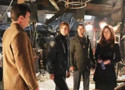 Entspannung nach dem Bombenterror: Nathan Fillion als Richard Castle, Stana Katic als Detective Kate Beckett, Jon Huertas als Detective Javier Esposito, Dana Delany als FBI-Agente Jordan Shaw (Copyright SF)