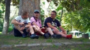 Pascal (Mitte) und seine Freunde wollen etwas für ihre Fitness tun und gehen in einen Park in Mannheim.