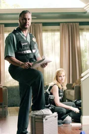 Gil (William Petersen) und Catherine (Marg Helgenberger) untersuchen den Unfallort, wo Becky Lester angeblich die Treppe heruntergestürzt ist. Denn brisanterweise finden die Beamten heraus, dass Lesters erste Frau ebenfalls durch einen Treppensturz verunglückte.