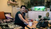 Rentnerin Regina ärgert sich mit ihrem Aquarium herum. Das hatte sie erst vor kurzem von Sandra und Tino geschenkt bekommen.