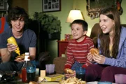 Ein romantisches Date wartet auf Frankie und Mike. Doch machen Brick (Atticus Shaffer, M.), Sue (Eden Sher, r.) und Axl (Charlie McDermott, l.) ihren Eltern einen Strich durch die Rechnung?