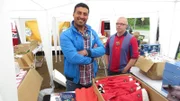 Von links: Trödelexperte Sükrü Pehlivan und Maik auf dem Hausflohmarkt.