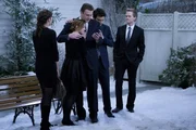 Die Freunde sind zur Beerdigung von Marshalls Vater Marvin nach Minnesota gefahren. Dort versucht jeder, seine Rolle oder auch eine geeignete Funktion zu finden. Ted (Josh Radnor, 2.v.r.), Marshall (Jason Segel, M.), Barney (Neil Patrick Harris, r.), Lily (Alyson Hannigan, 2.v.l.) und Robin (Cobie Smulders, l.) ...