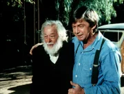 Ein Cousin des verstorbenen Großvaters (Darsteller unbekannt, l.) kommt nach Walton's Mountain, um Geld abzuholen, dass Zeb ihm schuldet. John Walton (Ralph Waite, r.) weiss nicht wie er damit umgehen soll ...