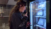 S3F133: Sophie testet einen Überraschungs-Paketautomaten.