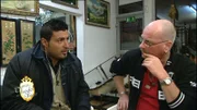 Experte Sükrü (li.) und Hans müssen sich beraten; immerhin soll für die Gemälde noch ein guter Preis herausspringen.