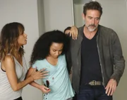 Während Terra (Genneya Walton, M.) um ihr Leben kämpft, entwerfen JD (Jeffrey Dean Morgan, r.) und Molly (Halle Berry, l.) einen Plan, um die künstliche Intelligenz endgültig abzuschalten ...