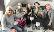 V.l.: Tanja, Antje, Alina, Tamara und Marina stoßen auf den letzten Shoppingtag an.