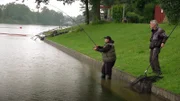 Alex (li.) und seine rechte Hand Uwe (re.) sind auf Karpfenjagd. Werden die beiden tatsächlich einen Fang landen?