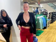 Kandidatin Miriam (r.) mit Shoppingbegleitung Katharina.