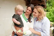 Julia Obermeier (Liene Forestieri, M.) unterst&uuml;tzt ihre Freundin Lena Lorenz (Judith Hoersch, r.) gerne, wenn es darum geht, Lenas Sohn Luis (l.) zu betreuen.
