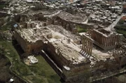 Eine Luftaufnahme der römischen Ruinen von Baalbek (auf Griechisch Heliopolis genannt) und der umliegenden Stadt, Libanon.