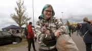 Auch die 16-jährige Svenja ist auf dem Flohmarkt in Kauflaune