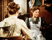 Sarah Carter (Pamela Roylance, r.) spricht sich mit Laura Ingalls (Melissa Gilbert, l.) über ihren Vater aus, der ihr soviel Kummer macht.