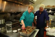 Guy Fieri (r.)