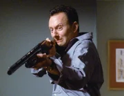 Gerry (Michael Emerson) entführt seine beiden Kinder, setzt sie unter Drogen und richtet sein Gewehr auf sie.