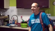 Florian will eine Umschulung zum Sachdienstleister machen, wodurch er bessere Berufschancen bekommt.