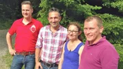 Die Experten vom Trödeltrupp Andreas Bierschock (li.), Mauro Corradino (2.v.li.) und Otto Schulte (re.) wollen Lieselotte (2.v.re.) helfen