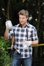 Am Tatort sichtet Jim Longworth (Matt Passmore) die Beweisstücke, die in der Nähe der Leiche gefunden wurden.