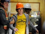 Um fürs Schule schwänzen zu büßen, soll Axl (Charlie McDermott, l.) einen Tag im Steinbruch verbringen. Doch das stellt sich als gar nicht so schlimm wie befürchtet heraus ... Um fürs Schule schwänzen zu büßen, soll Axl (Charlie McDermott, l.) einen Tag im Steinbruch verbringen. Doch das stellt sich als gar nicht so schlimm wie befürchtet heraus ...