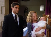 Bei der Taufe seines Sohnes T.J. (Darsteller unbekannt) erfährt Tommy Rizzoli (Colin Egglesfield, l.) von der Kindsmutter Lydia (Alexandra Holden), dass sie plant mit den Baby nach Texas zu ziehen.      +++