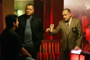Ihre Ermittlungen führen Dr. Raymond Langston (Laurence Fishburne, 2.v.l.) und Captain Brass (Paul Guilfoyle, r.) in das "Lucha Libre", einem Ort, an dem eine spezielle Kampfart ausgeübt wird. Kannten die Gäste das Opfer Sylvia Mallick?