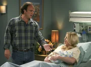 Was kann Jim (Jim Belushi, l.) seiner Schwester Roxanne (Jennifer Coolidge, r.) glauben und welche Geschichten denkt sie sich nur aus?
