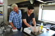 Guy Fieri (l.)