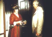 Mrs. Oleson (Katherine MacGregor, l.) versucht, Elliott Reed (John McLiam, r.) eine weitere böse Klatschgeschichte anzudrehen.