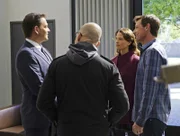 Als das Team einem Hinweis über Ärzte im Sudan nachgeht, treffen Tony (Michael Weatherly, l.) und Doktor Cyril Taft (Jon Cryer, 2.v.l.) auf Dr. David Woods (David Chisum, r.) und seine Frau Jeanne (Scottie Thompson, 2.v.r.) ...