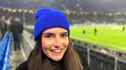 S3F134: Jey ist heute in ihrem Element, denn ihr geliebter Verein hat Heimspiel. Doch der Tag wird von einer Schlägerei überschattet. Julia hat, auf dem Weg nach Bremen, die Seiten gewechselt.