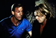 Frank (Tom Sullivan, l.) spricht Scott (Pete Kowanko, r.), der bald blind werden wird, Mut zu.