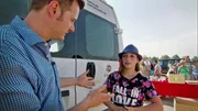 Petra möchte endlich einen Neuanfang wagen und sich von den Erinnerungsstücken trennen. Kann Trödelexperte Andi Bierschock die kuriosen Schätzchen zu gutem Geld machen? v.l.: Andi Bierschock Tamara