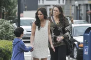 Aidens (Connor Gibbs, l.) Erzählung beunruhigt Melinda (Jennifer Love Hewitt, M.) und Delia (Camryn Manheim, r.) sehr ...