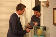 Nachdem Barney (Neil Patrick Harris, l.) herausgefunden hat, dass Ted immer noch Gefühle für Robin hat, versucht er seine Wut auf Ted (Josh Radnor, r.) zu verarbeiten, indem er ihn schikaniert ...