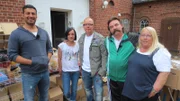 Von links: Trödelexperte Sükrü Pehlivan, Nicole, Maik, Klaus und Doris.