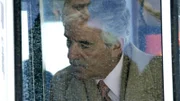 Detective Fontana (Dennis Farina) und sein Kollege Green untersuchen einen Banküberfall, bei dem ein Mann erschossen wurde.