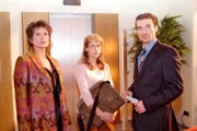 Sophie (Gabrielle Scharnitzky, l.) und Richard (Karim Köster, r.) bemerken, dass Lisa (Alexandra Neldel, M.) gereizt ist. (Dieses Foto von Alexandra Neldel darf nur in Zusammenhang mit der Berichterstattung über die Serie "Verliebt in Berlin" veröffentlicht und verbreitet werden.)