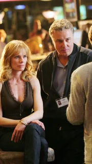 Aus den Jugendamt-Akten erfahren die Ermittler, dass Natalies Vater noch lebt und als Bauchredner in Las Vegas auftritt. Catherine (Marg Helgenberger) und Grissom (William Petersen) besuchen die Show.