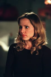 Anya (Emma Caufield)