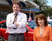 Um ihren Job zu retten, hat Frankie (Patricia Heaton, r.) eine ganz besondere Marketing-Idee. Ihr Kollege Bob (Chris Kattan, l.) steht ihr bei der Umsetzung zur Seite ...
