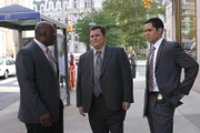 Will (Thom Barry, l.), Nick (Jeremy Ratchford, M.) und Scott (Danny Pino, r.) besprechen die weitere Vorgehensweise ...