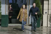 Melinda (Jennifer Love Hewitt, l.) weiß, dass Diane (Kari Coleman, M.) und Dave Walker (Steven Culp, r.) von einem Geist heimgesucht werden. Da sich die beiden weigern, das zuzugeben, nimmt sie die Verfolgung auf.