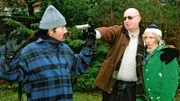 Gomulka richtet die Waffe auf Andreas und greift sich Ines.