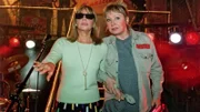 Ilse (Christiane Reiff, re.) bringt die erblindete Jeanette (Christine Schubert) zu ihrem Auftritt.
