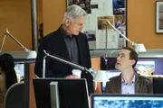 Ein neuer Fall wartet auf Gibbs (Mark Harmon, l.) und McGee (Sean Murray, r.) ...