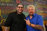 Guy Fieri (r.)