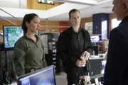 Versuchen alles, um die entführte Tochter von Sarah Porter zu finden: NCIS Special Agent Valerie Page (Christina Chang, l.), McGee (Sean Murray, M.) und Gibbs (Mark Harmon, r.)