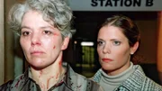 Durch einen Schuss aufgeschreckt, findet Miriam Overberg (Cornelia Schindler, re.) die von Grauels Blut gekennzeichnete, völlig geschockte Birgit Schnoor (Uta Prelle).
