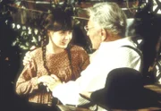 Jenny Wilder (Shannen Doherty, l.) bringt einen Vogel, der sich den Flügel gebrochen hat, zu Doktor Marvin Haynes (Ralph Bellamy, r.) ...
